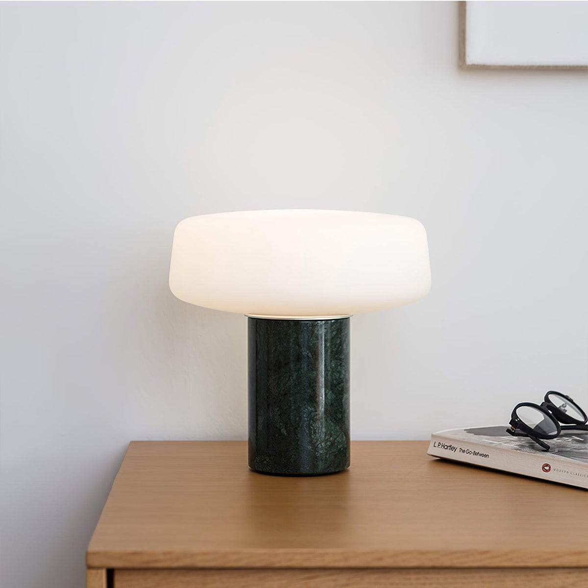 Erinilil lámpara de mesa con base de mármol