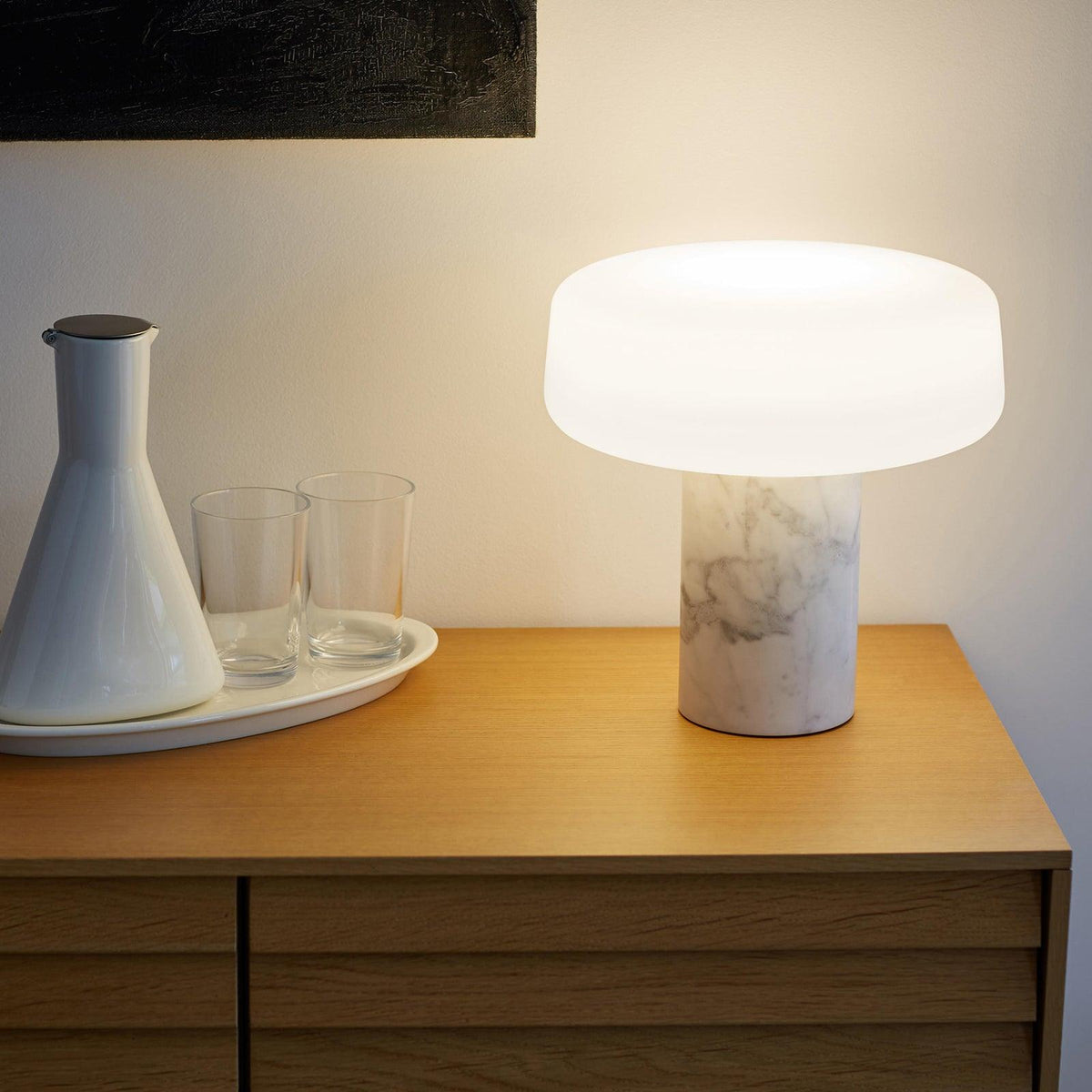 Erinilil lámpara de mesa con base de mármol