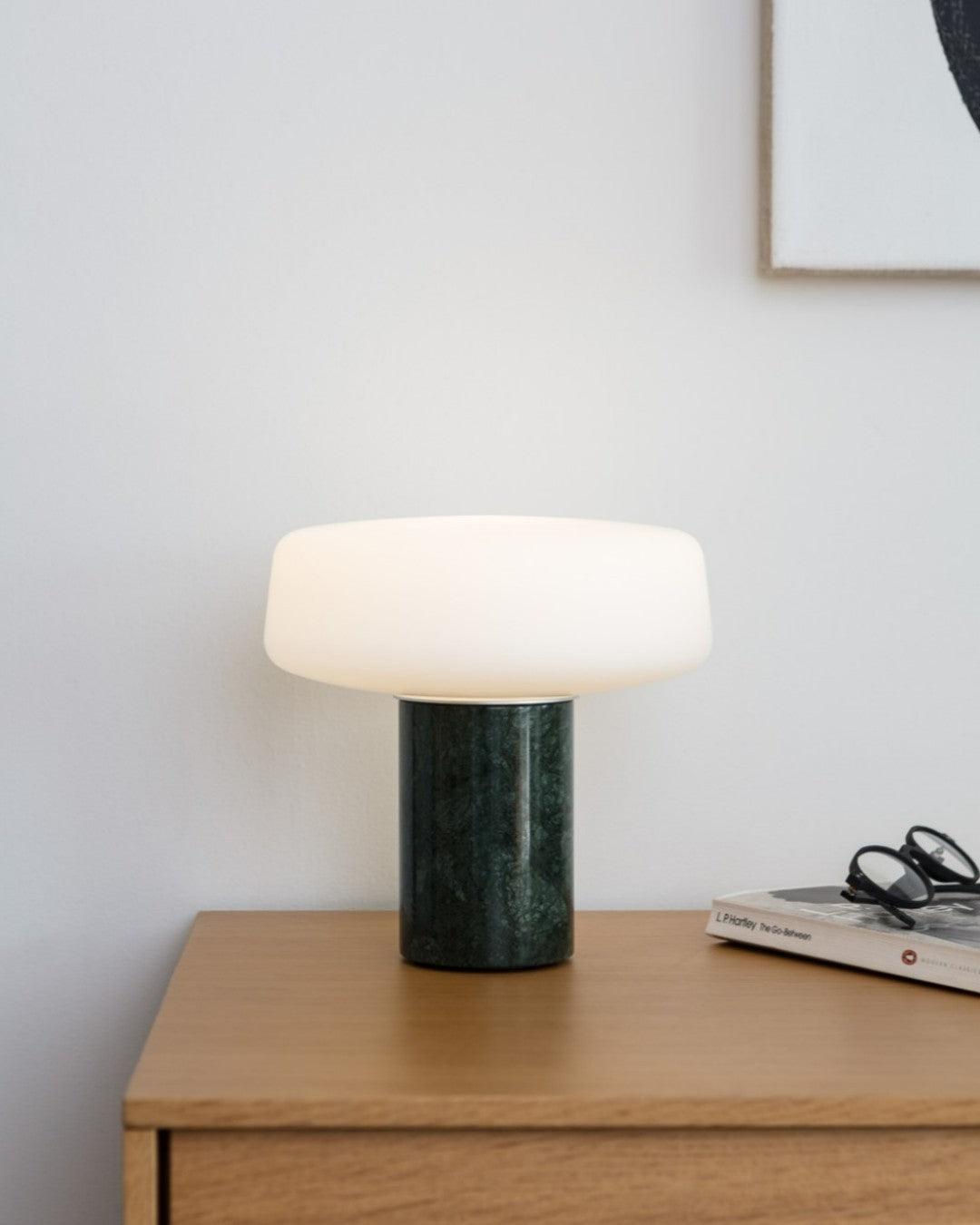 Erinilil lámpara de mesa con base de mármol