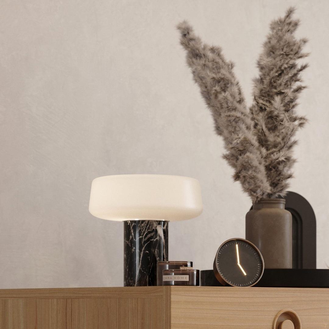 Erinilil lámpara de mesa con base de mármol