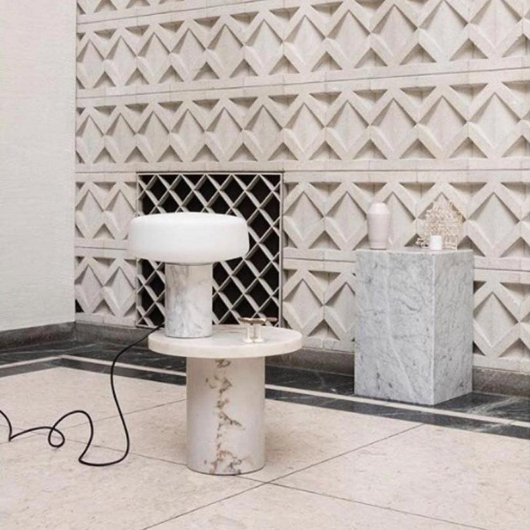 Erinilil lámpara de mesa con base de mármol