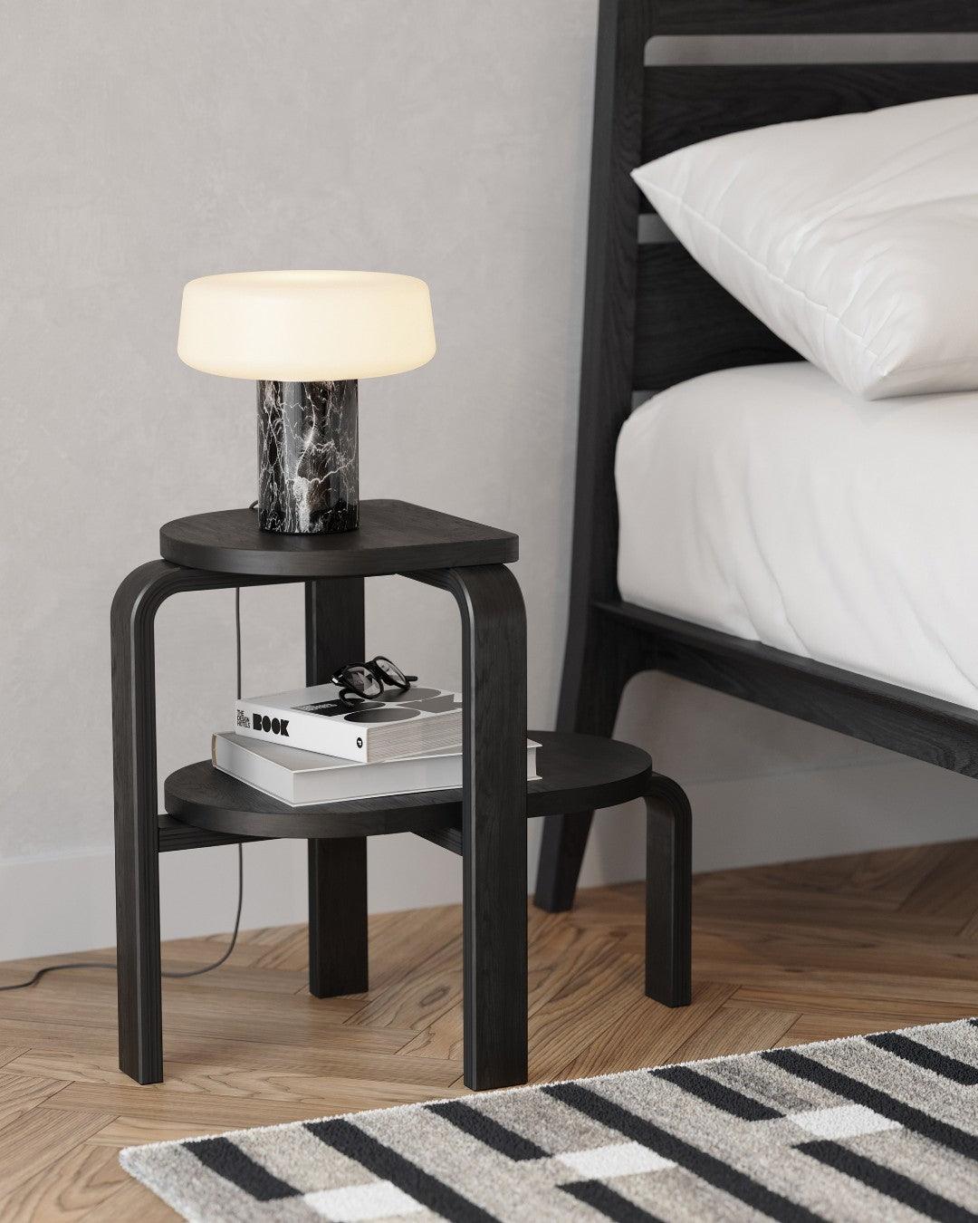 Erinilil lámpara de mesa con base de mármol
