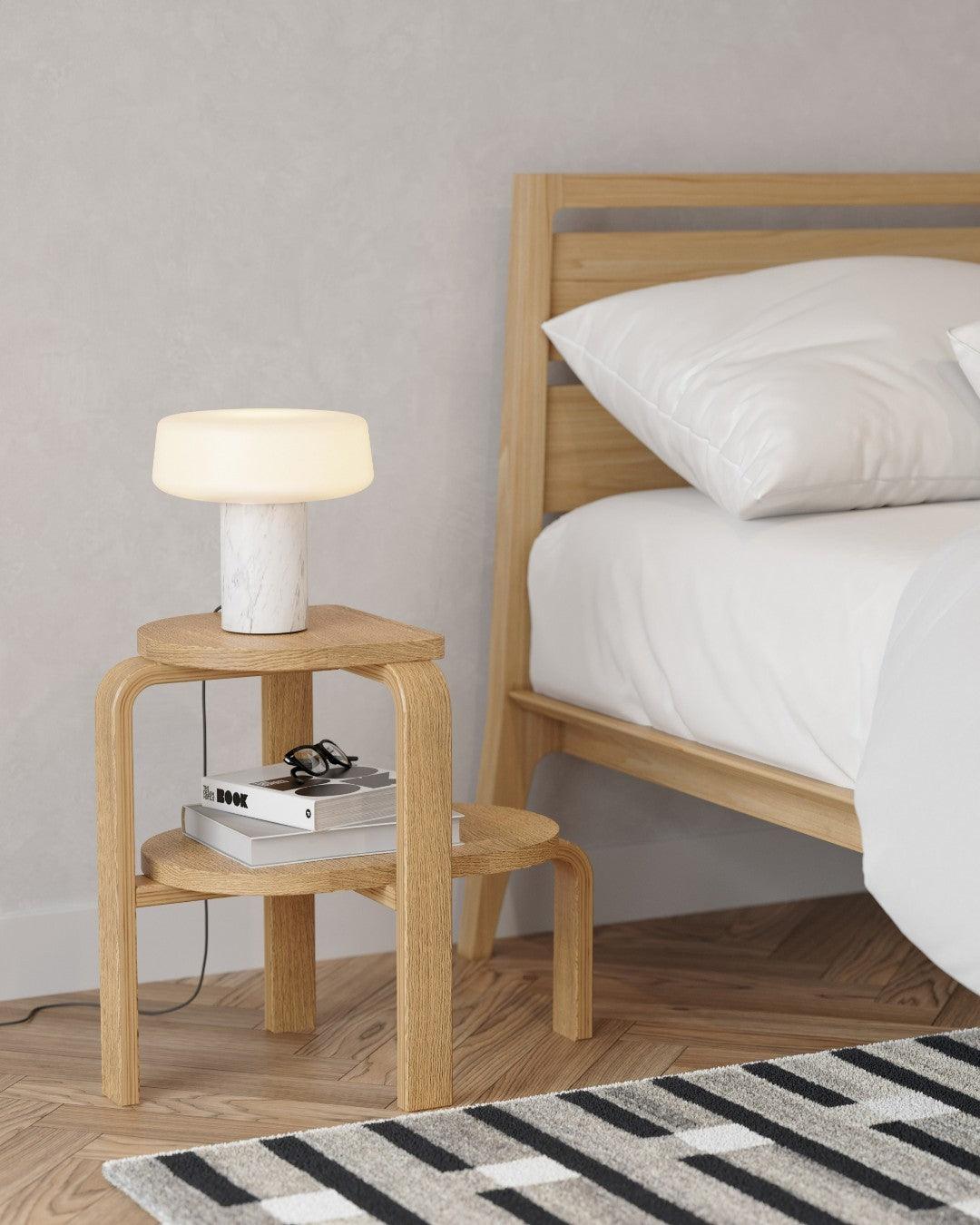 Erinilil lámpara de mesa con base de mármol