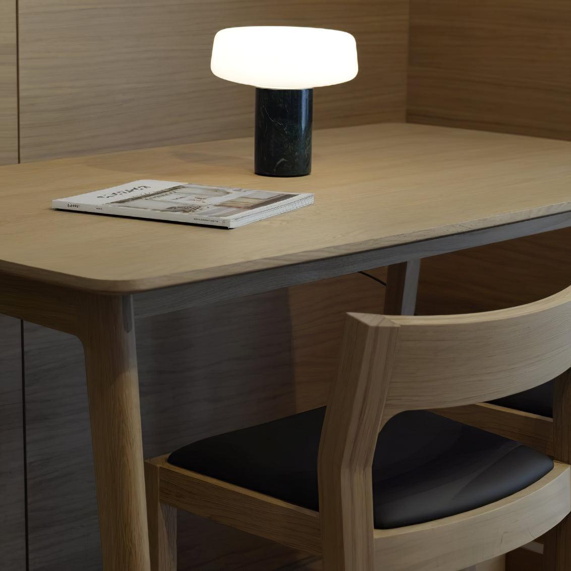 Erinilil lámpara de mesa con base de mármol