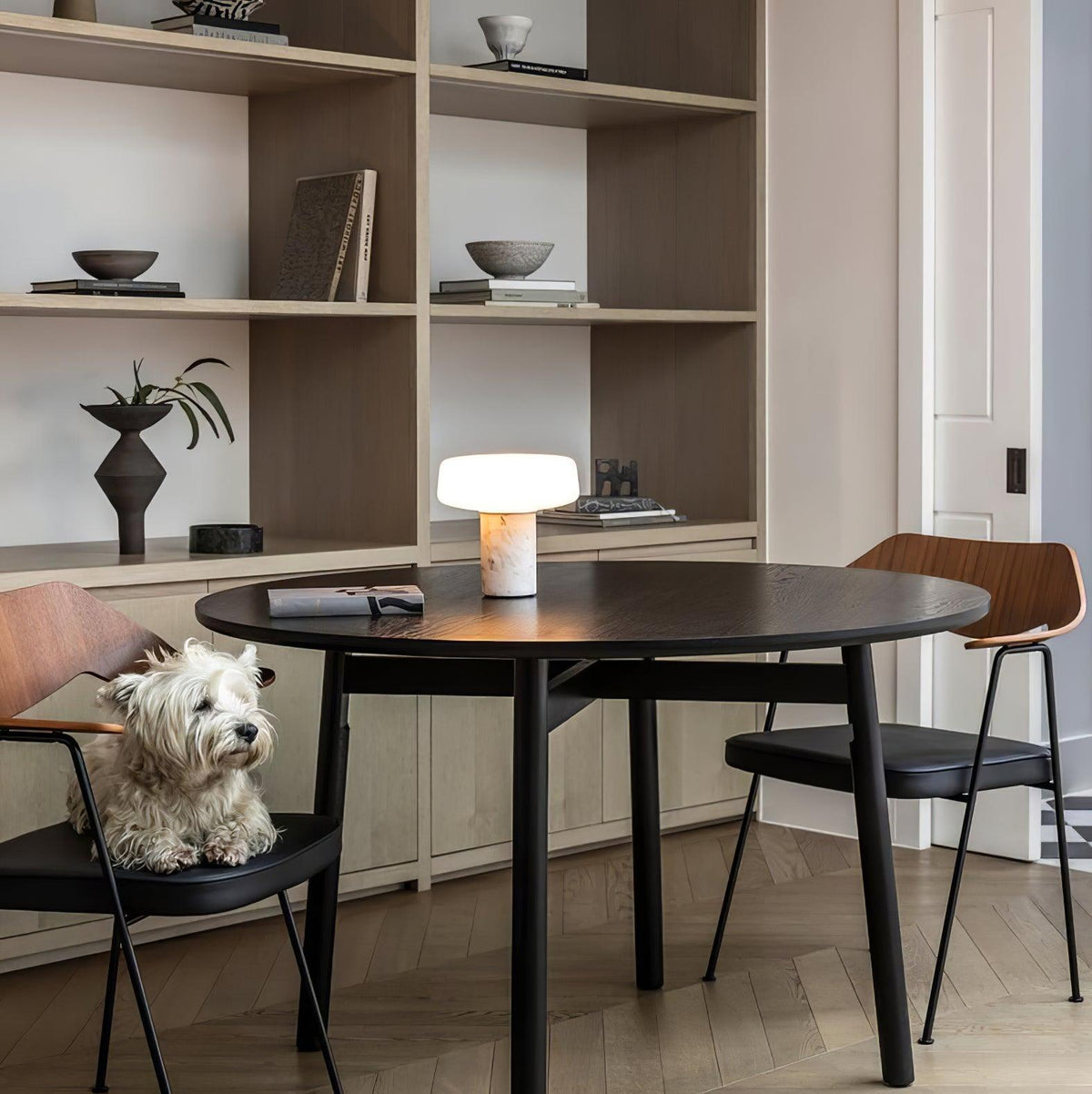 Erinilil lámpara de mesa con base de mármol