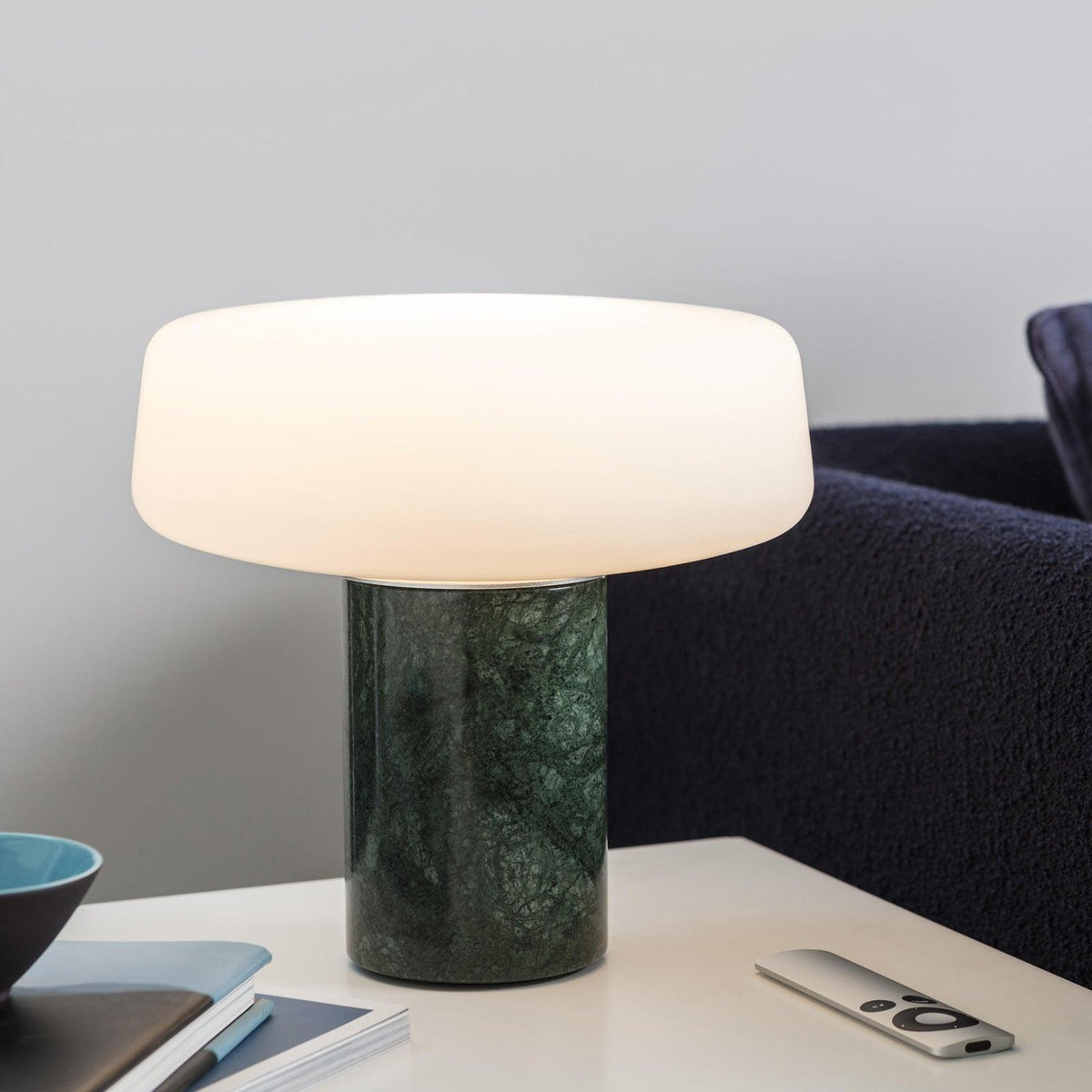 Erinilil lámpara de mesa con base de mármol