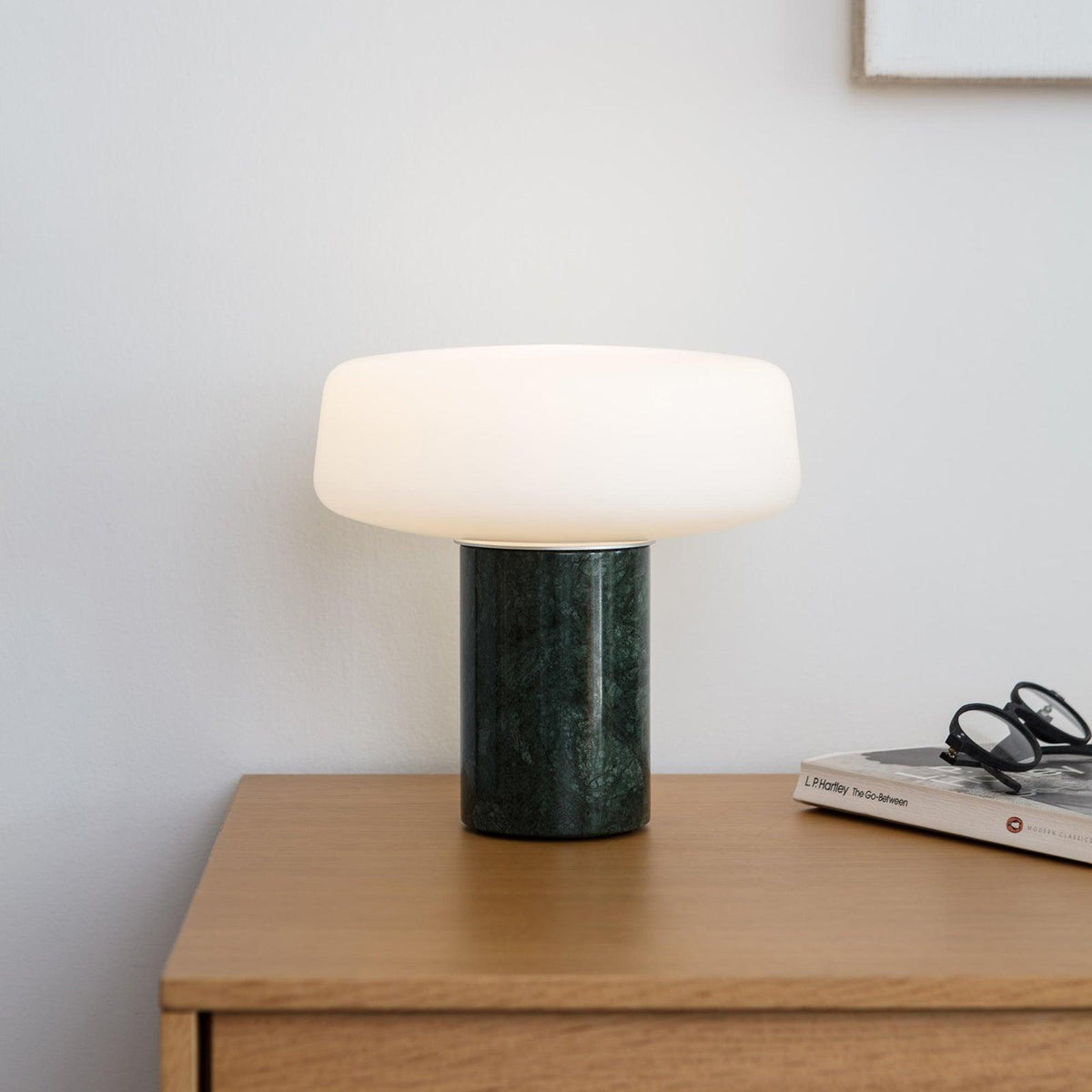 Erinilil lámpara de mesa con base de mármol