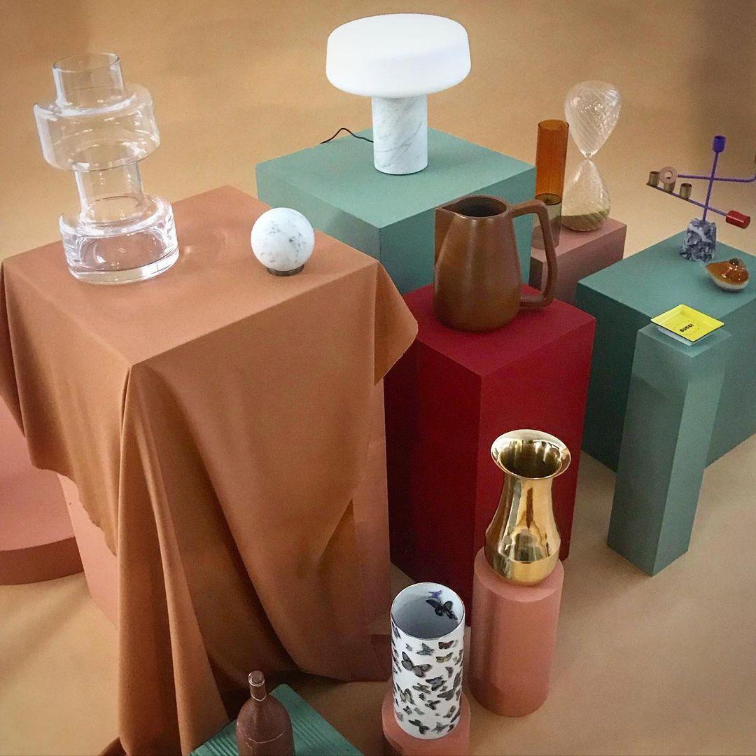 Erinilil lámpara de mesa con base de mármol