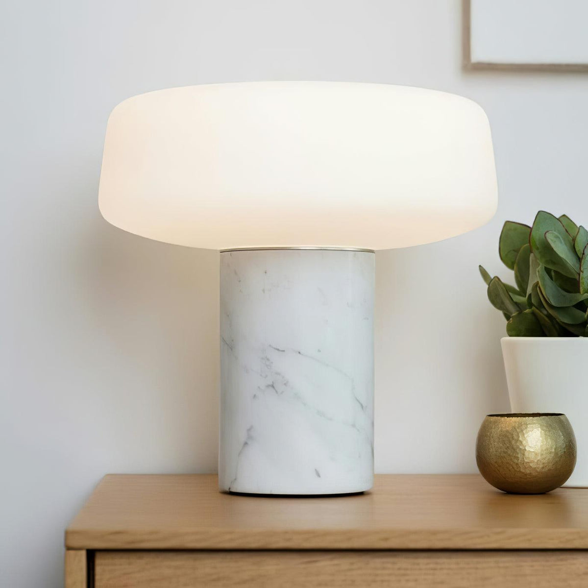 Erinilil lámpara de mesa con base de mármol