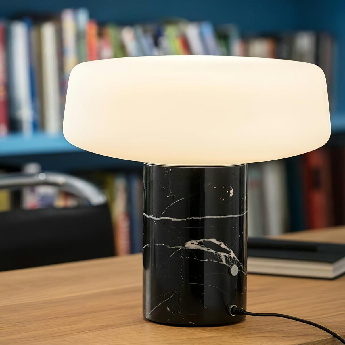 Erinilil lámpara de mesa con base de mármol