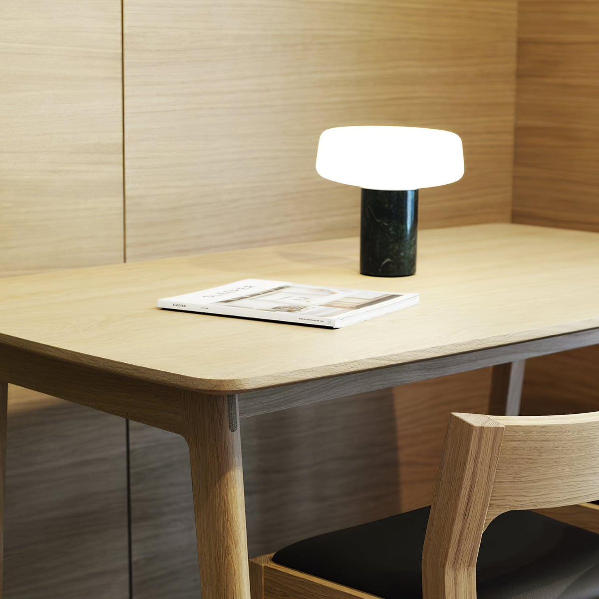 Erinilil lámpara de mesa con base de mármol