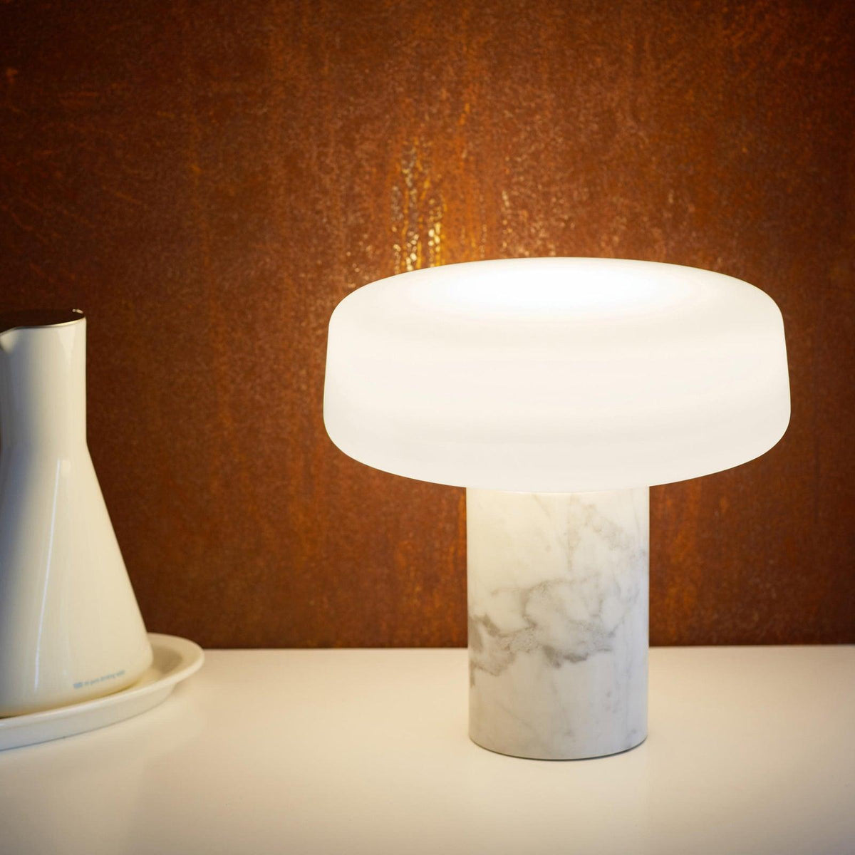 Erinilil lámpara de mesa con base de mármol