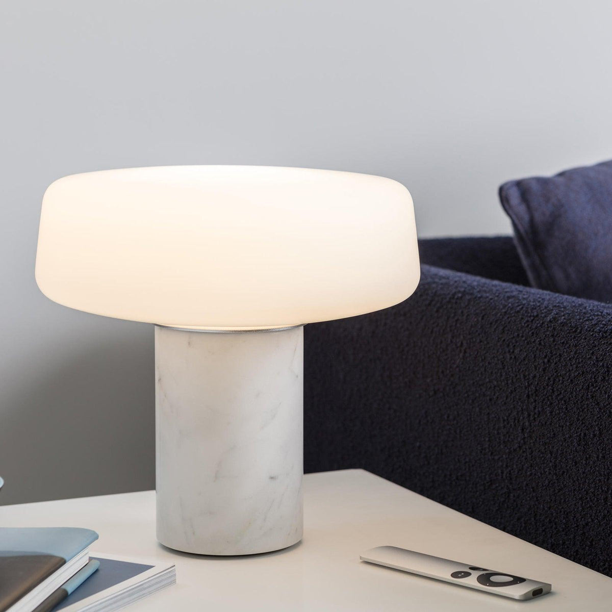 Erinilil lámpara de mesa con base de mármol