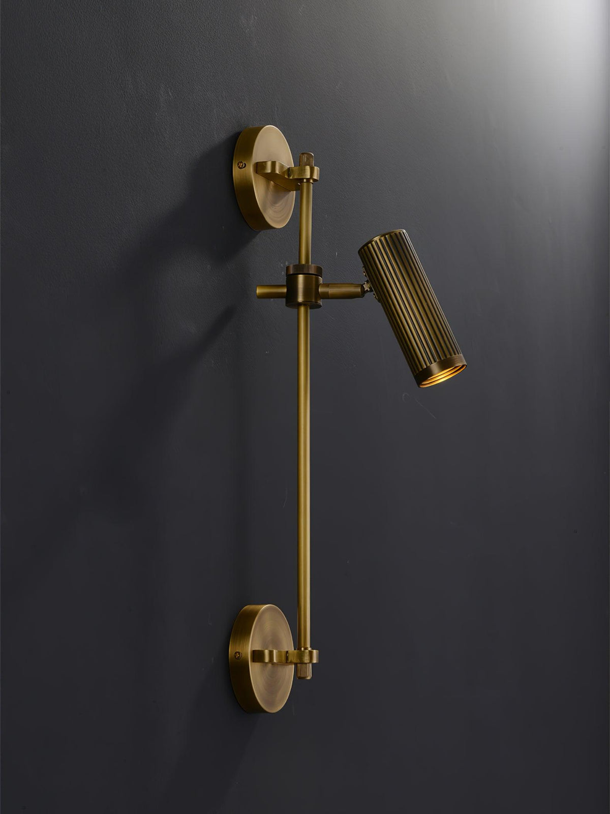 Kirixel aplique de pared industrial de latón