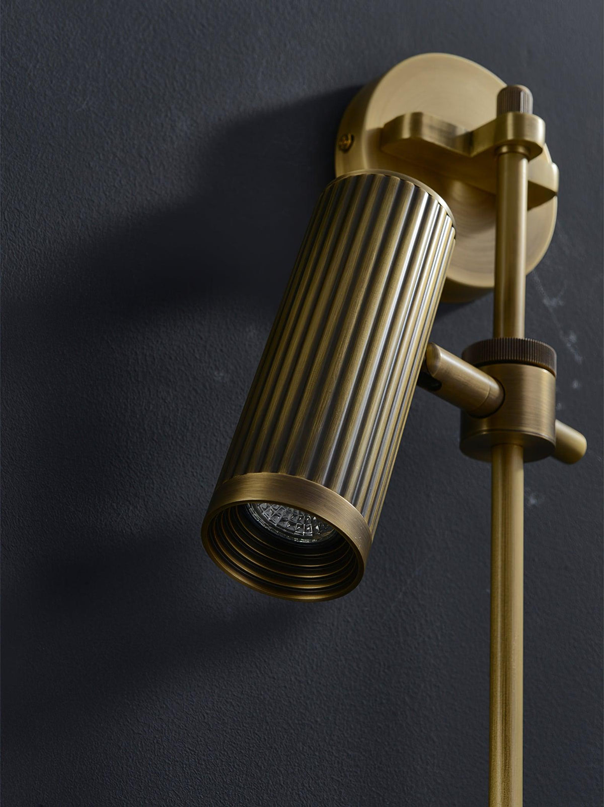 Kirixel aplique de pared industrial de latón