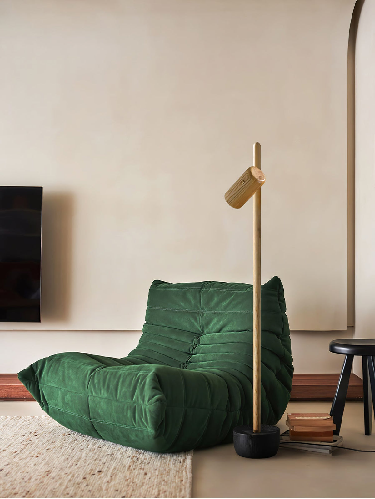 Rinisina lámpara de pie con foco de luz y acabado de madera