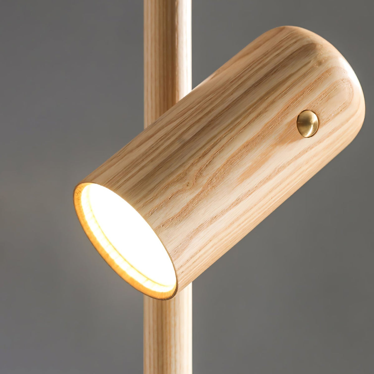 Rinisina lámpara de pie con foco de luz y acabado de madera