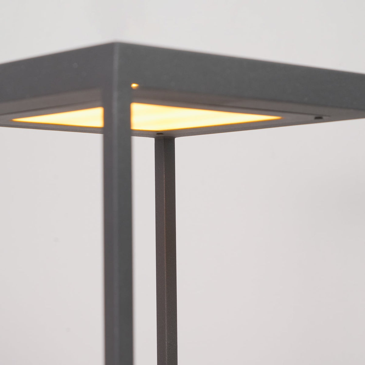 Mina lámpara de mesa minimalista