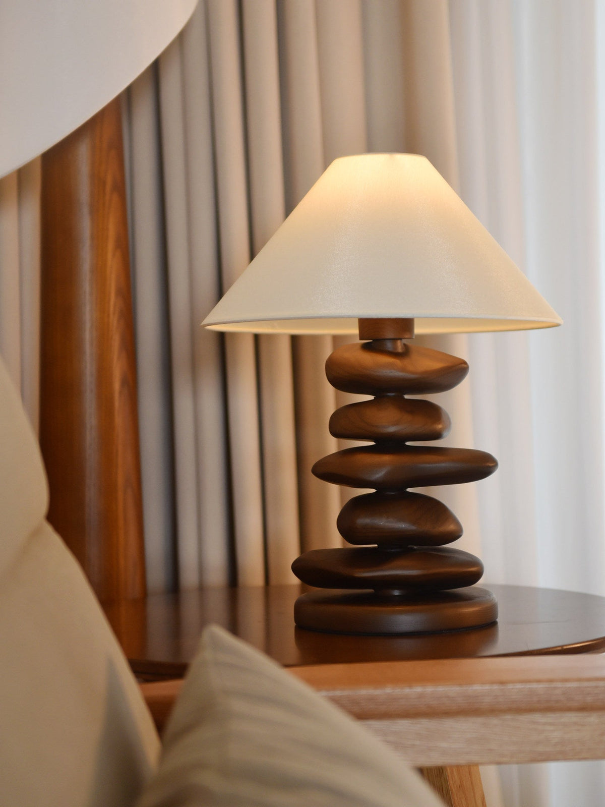 Stacked Pebble lámpara de mesa de madera