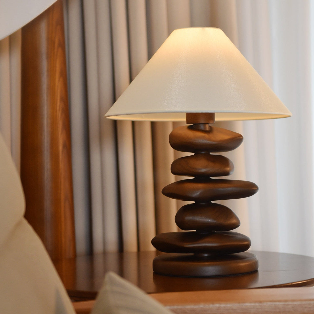 Stacked Pebble lámpara de mesa de madera