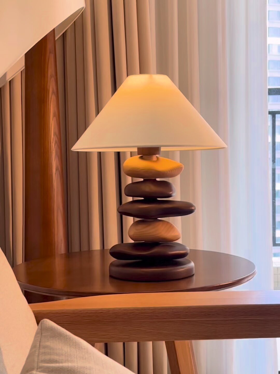 Stacked Pebble lámpara de mesa de madera