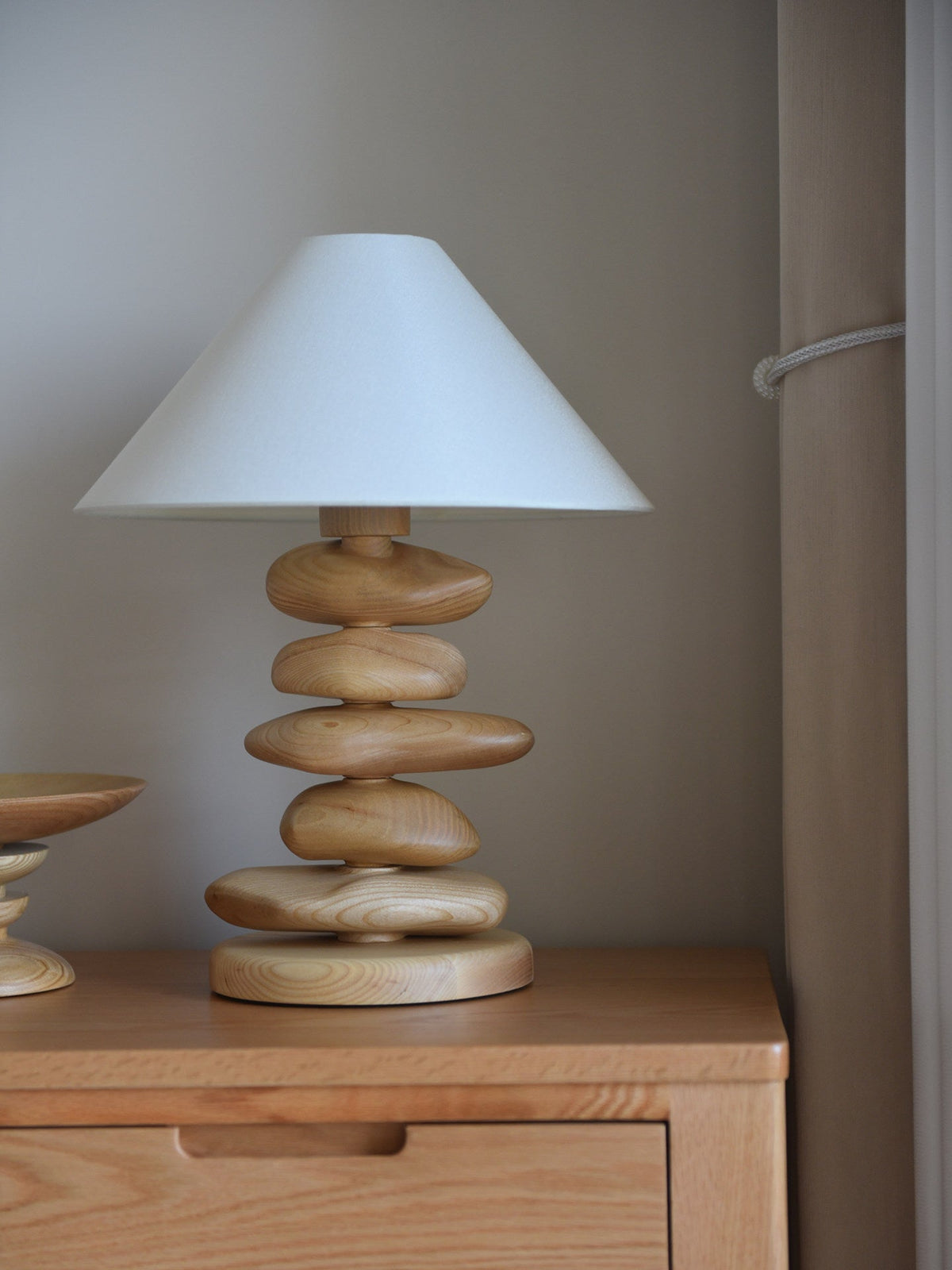 Stacked Pebble lámpara de mesa de madera