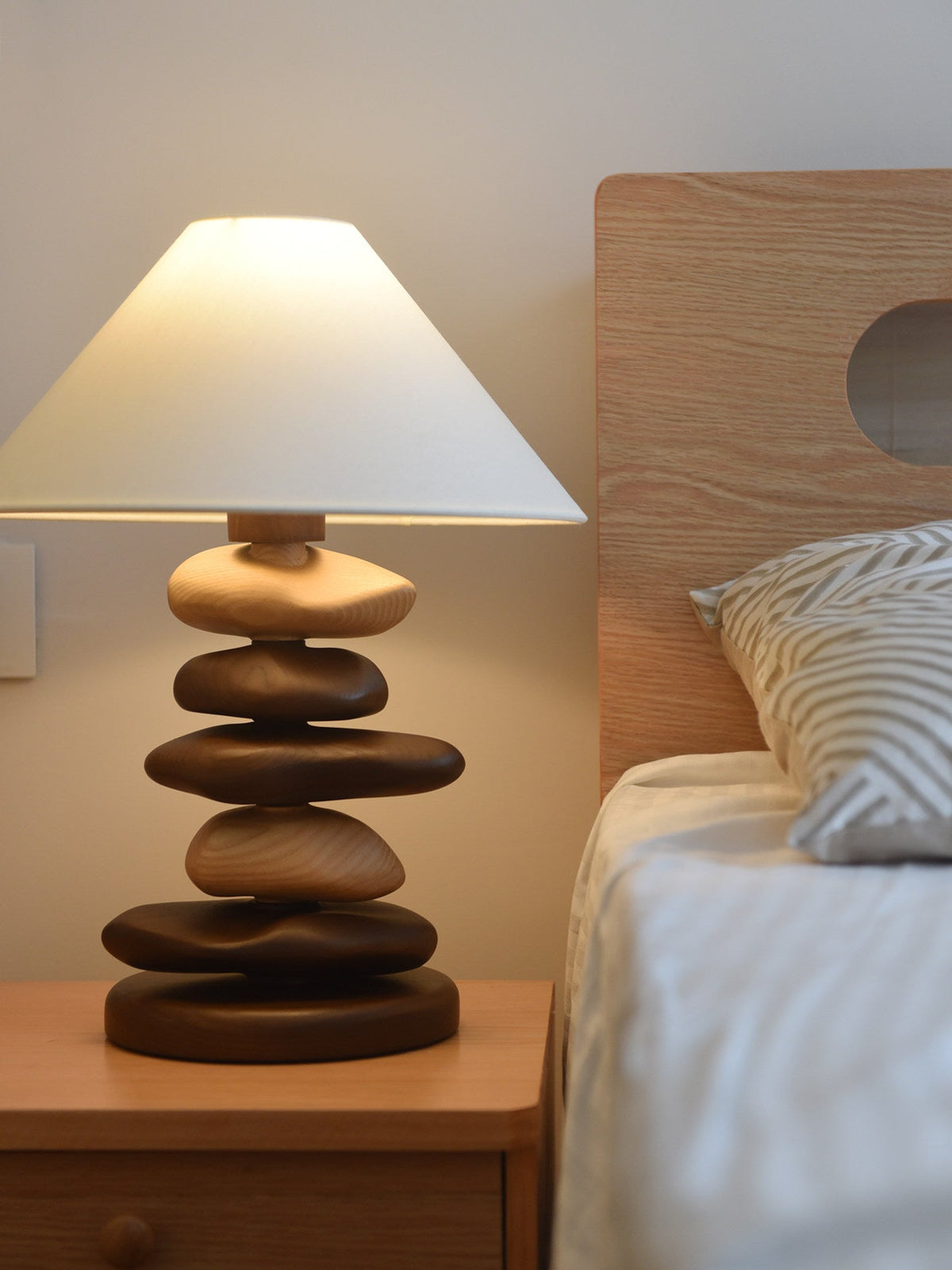 Stacked Pebble lámpara de mesa de madera