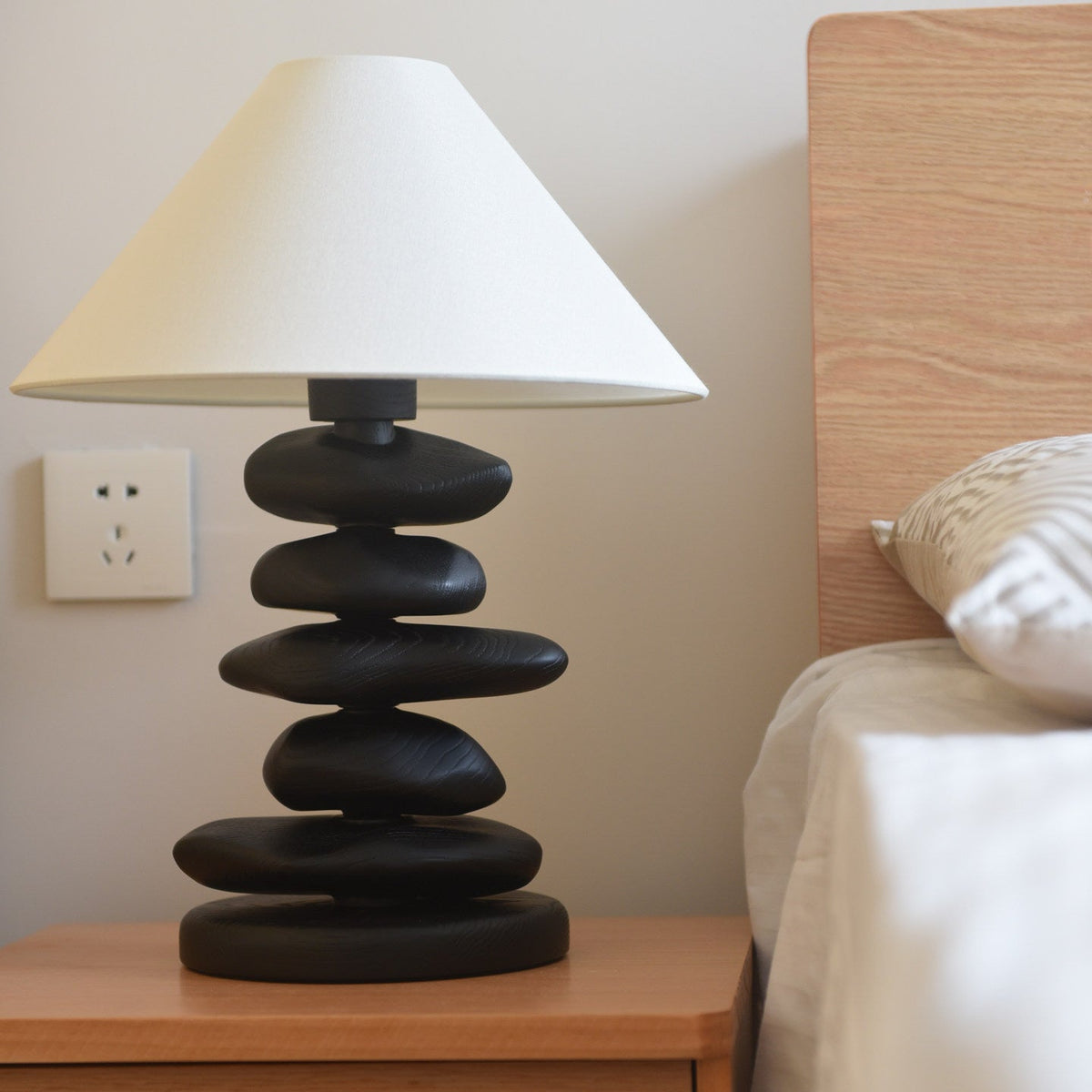 Stacked Pebble lámpara de mesa de madera