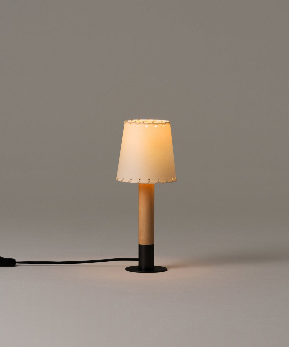 Bravique lámpara de mesa Stitched
