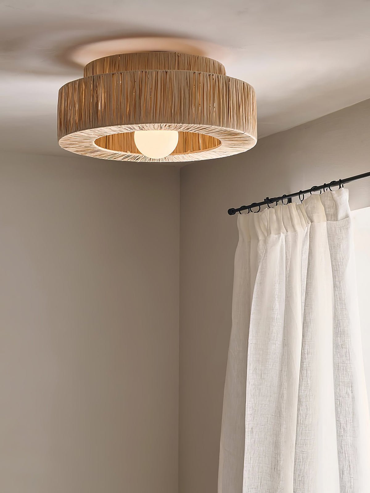 Ilthean lámpara de techo con paja natural artísticamente diseñada