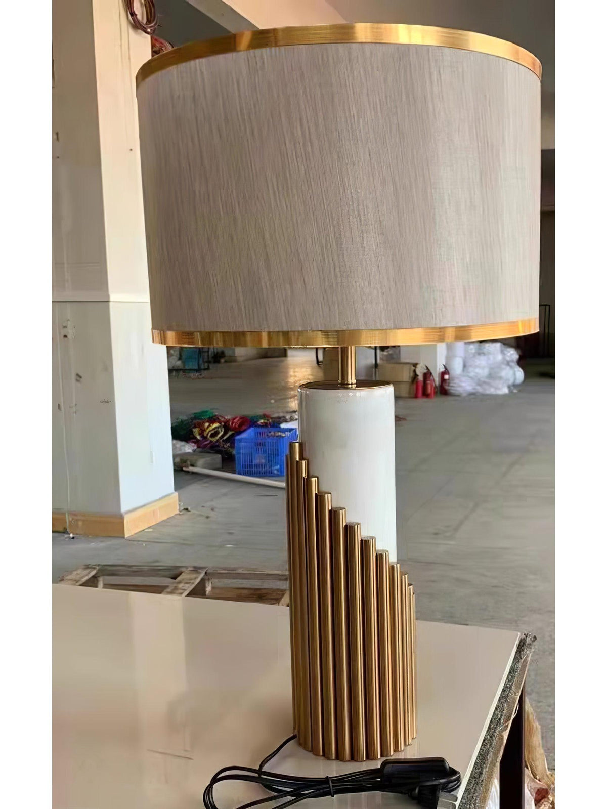 Teldes lámpara de mesa de mármol y tejido