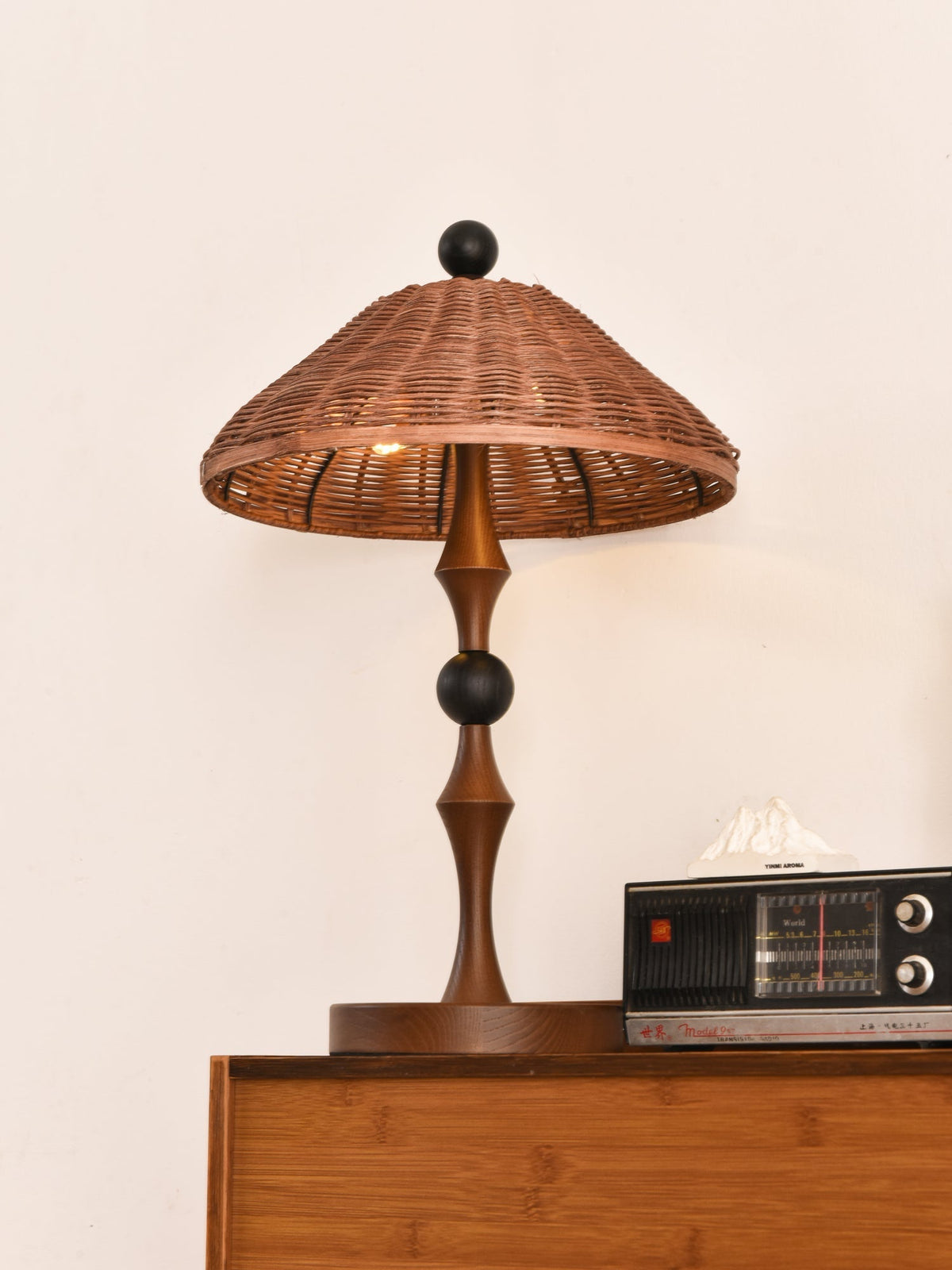 Miran lámpara de mesa de madera y ratán vintage