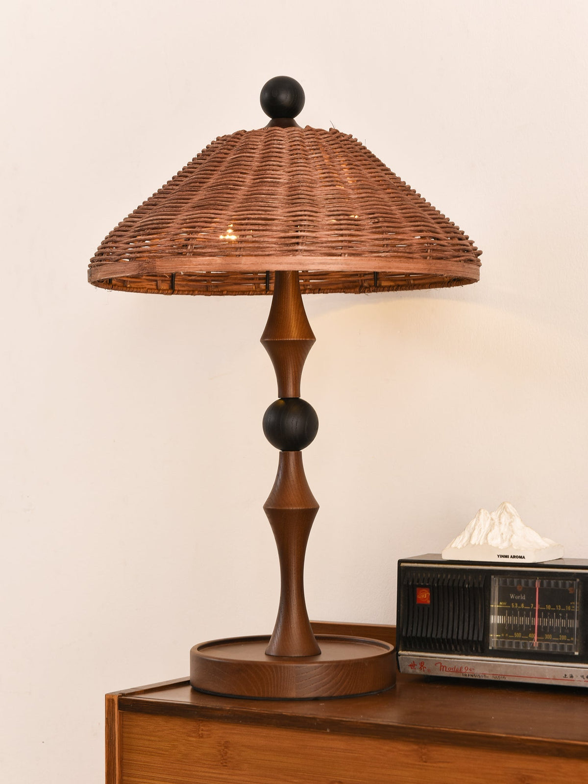Miran lámpara de mesa de madera y ratán vintage
