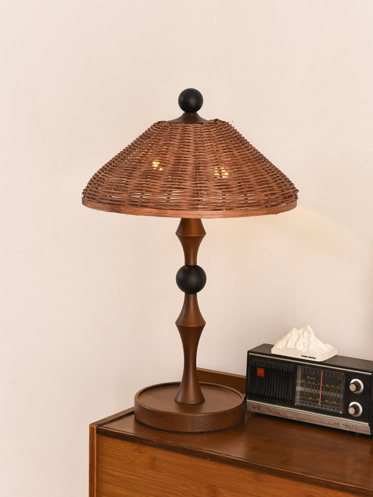Miran lámpara de mesa de madera y ratán vintage