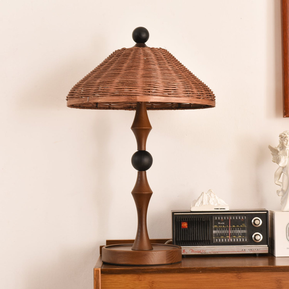 Miran lámpara de mesa de madera y ratán vintage