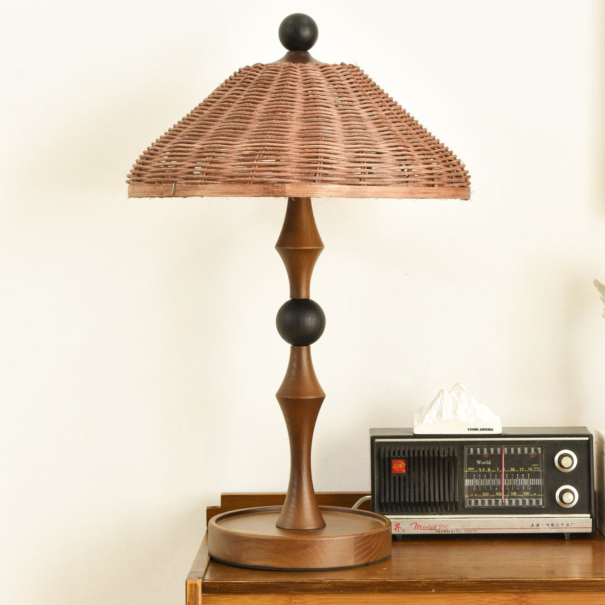 Miran lámpara de mesa de madera y ratán vintage