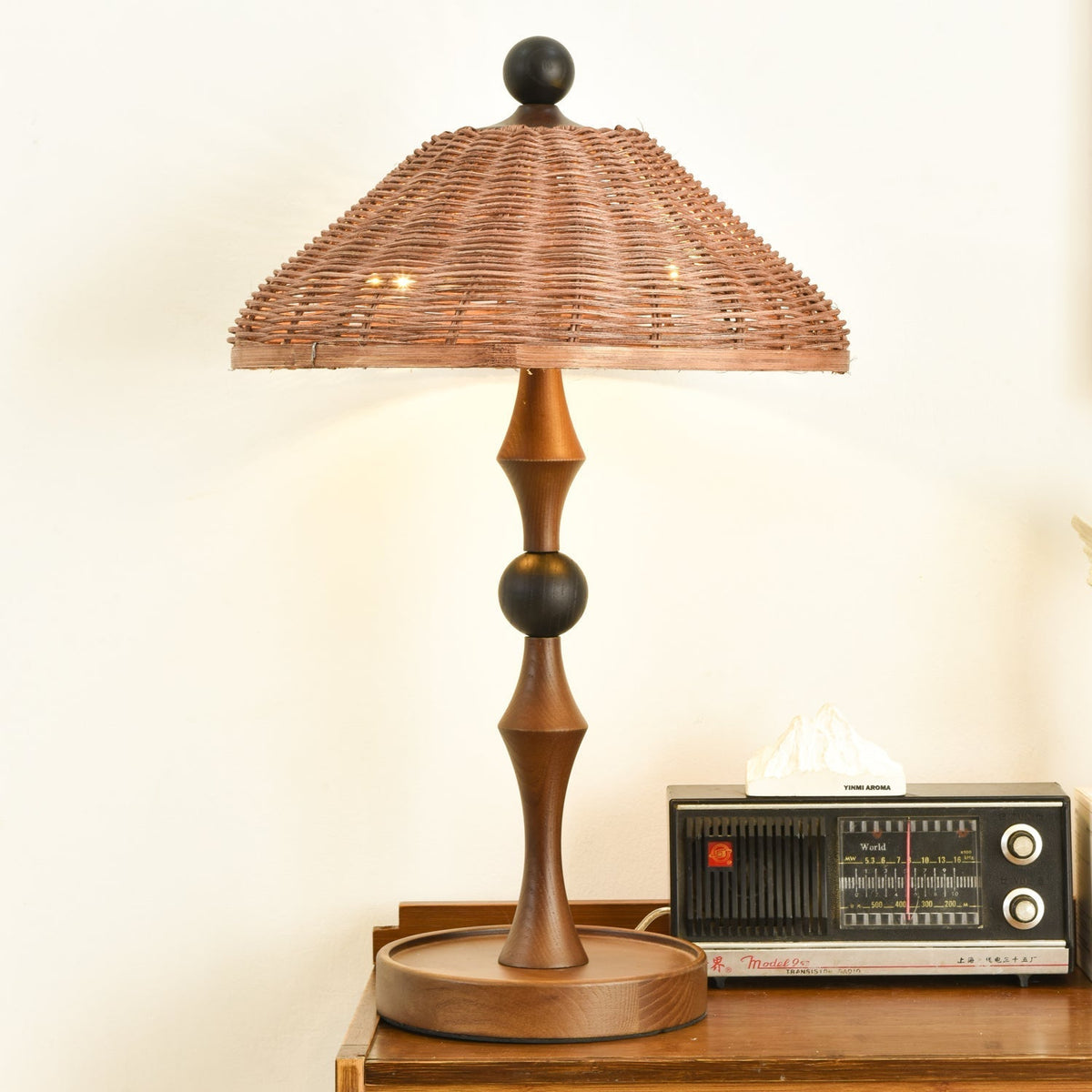 Miran lámpara de mesa de madera y ratán vintage