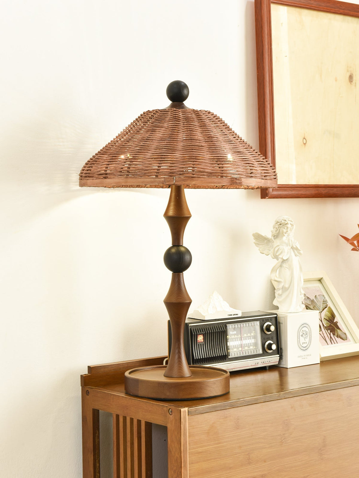 Miran lámpara de mesa de madera y ratán vintage