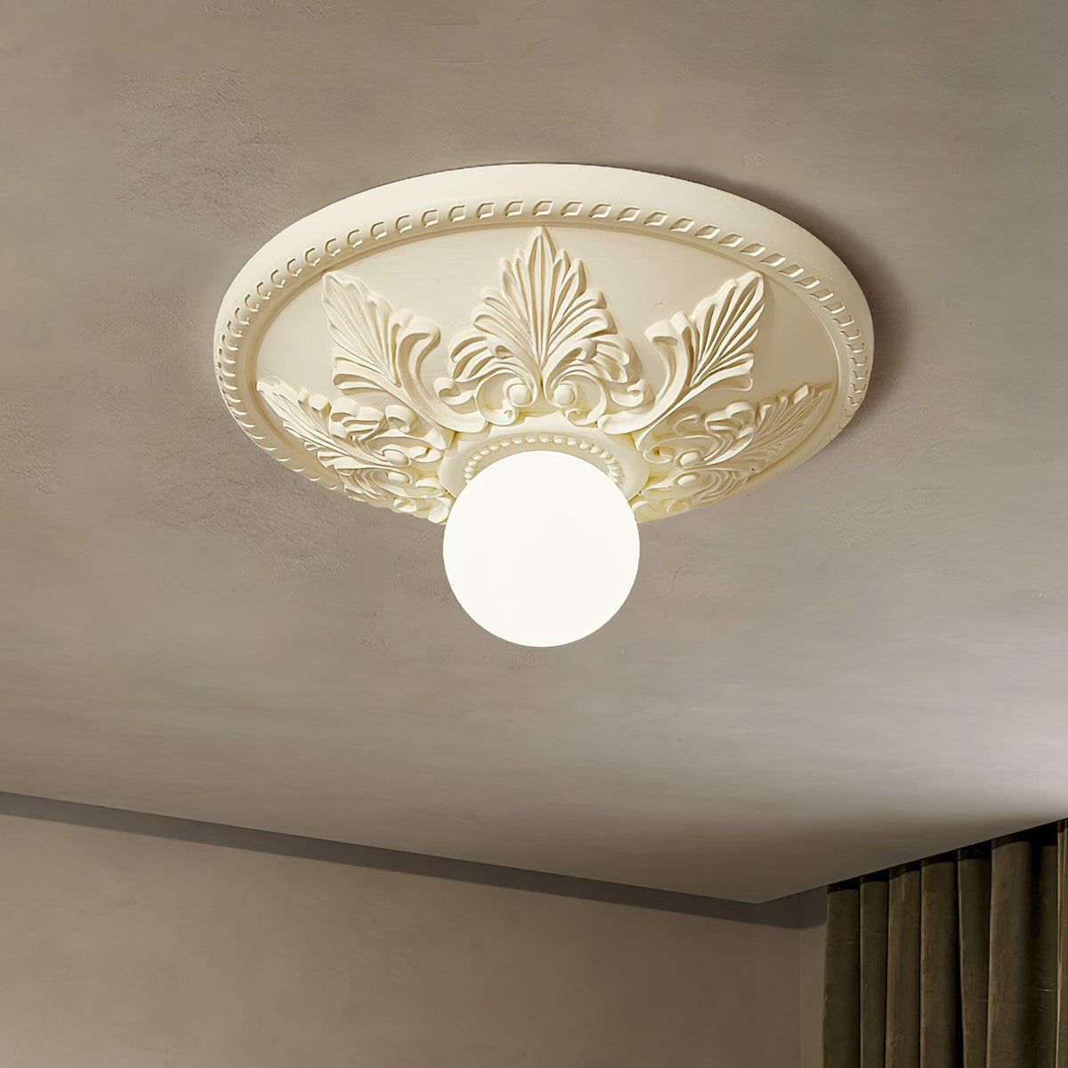 Lámpara de techo con florón de resina y globo de vidrio clásico ornamentado