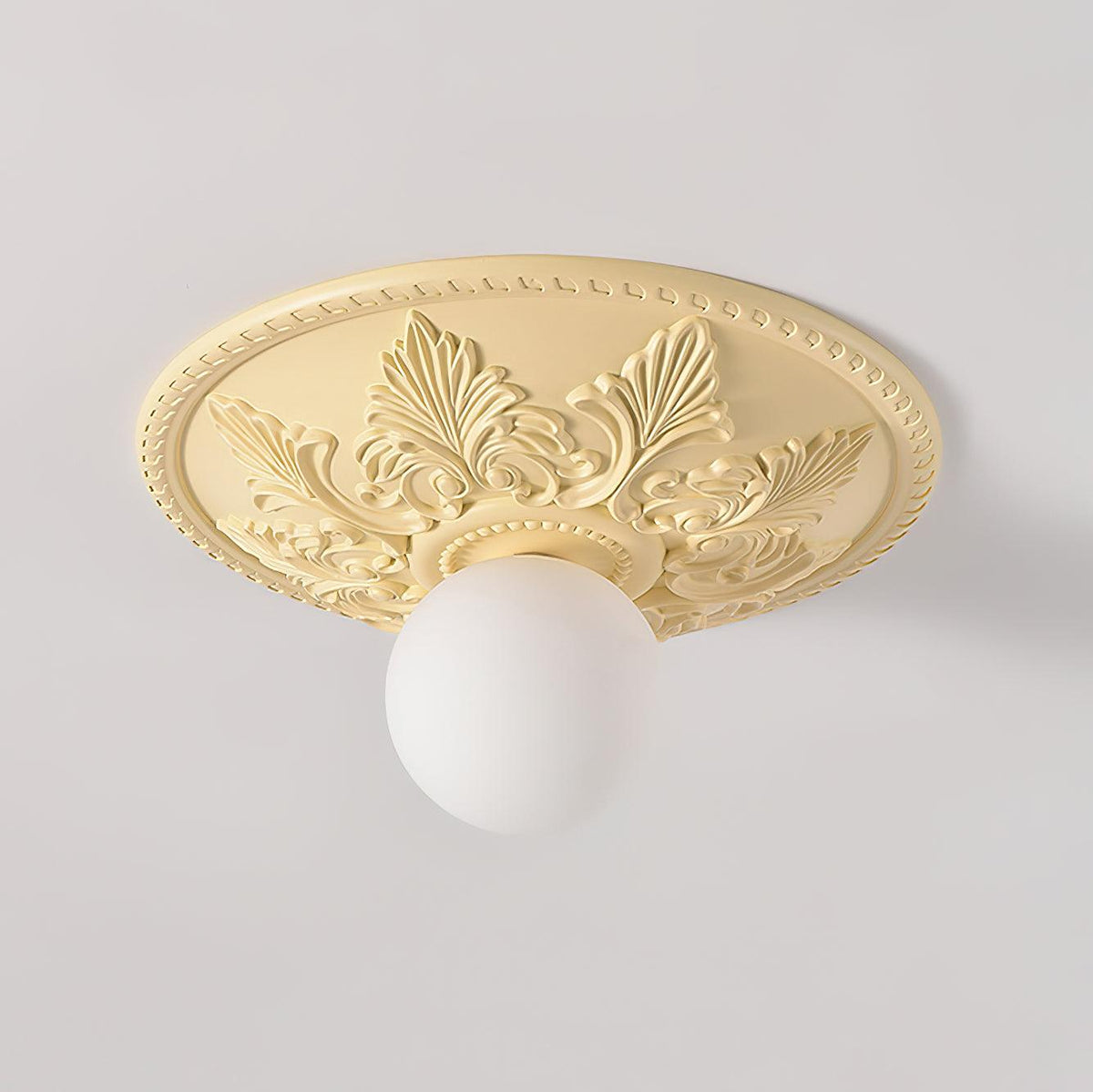 Lámpara de techo con florón de resina y globo de vidrio clásico ornamentado