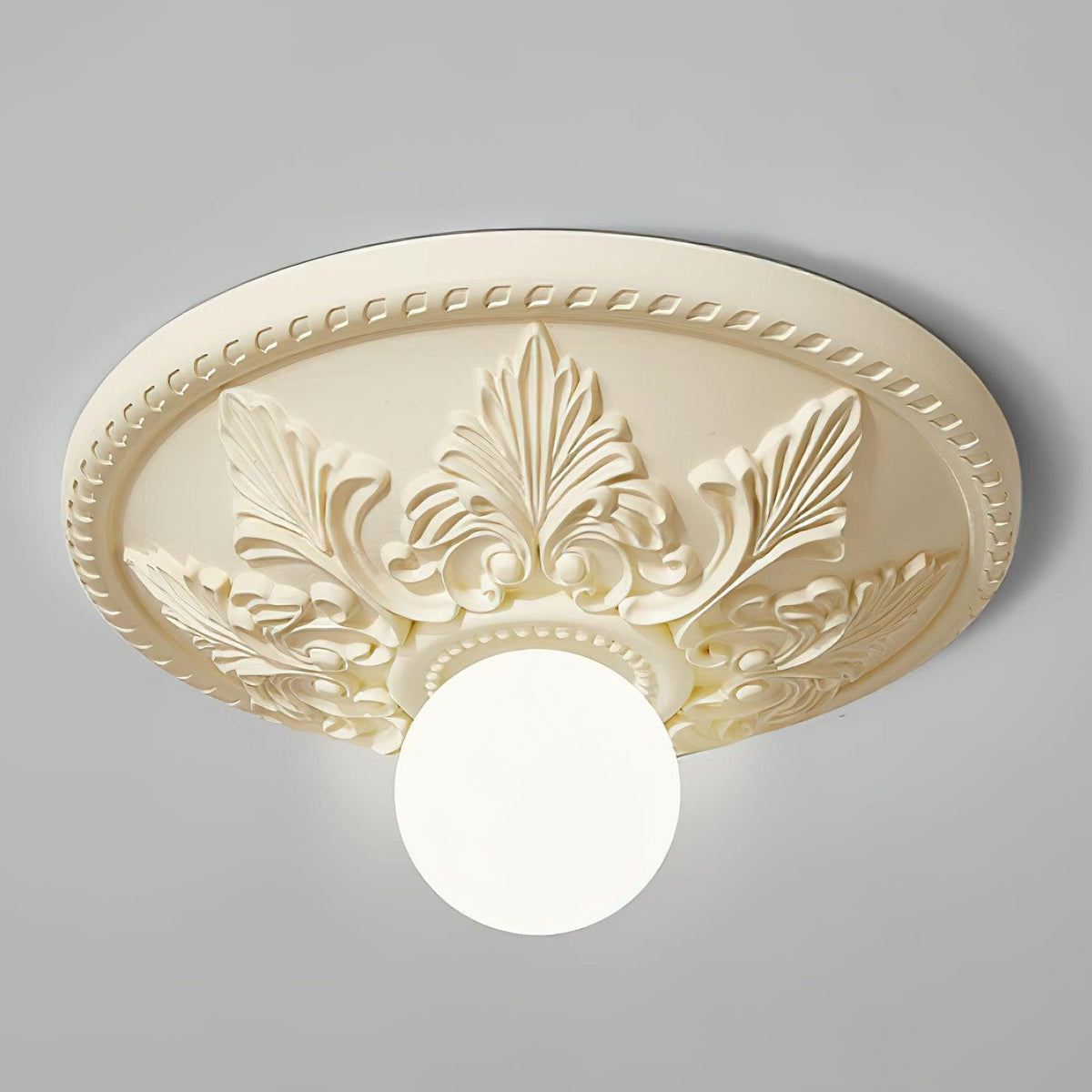 Lámpara de techo con florón de resina y globo de vidrio clásico ornamentado