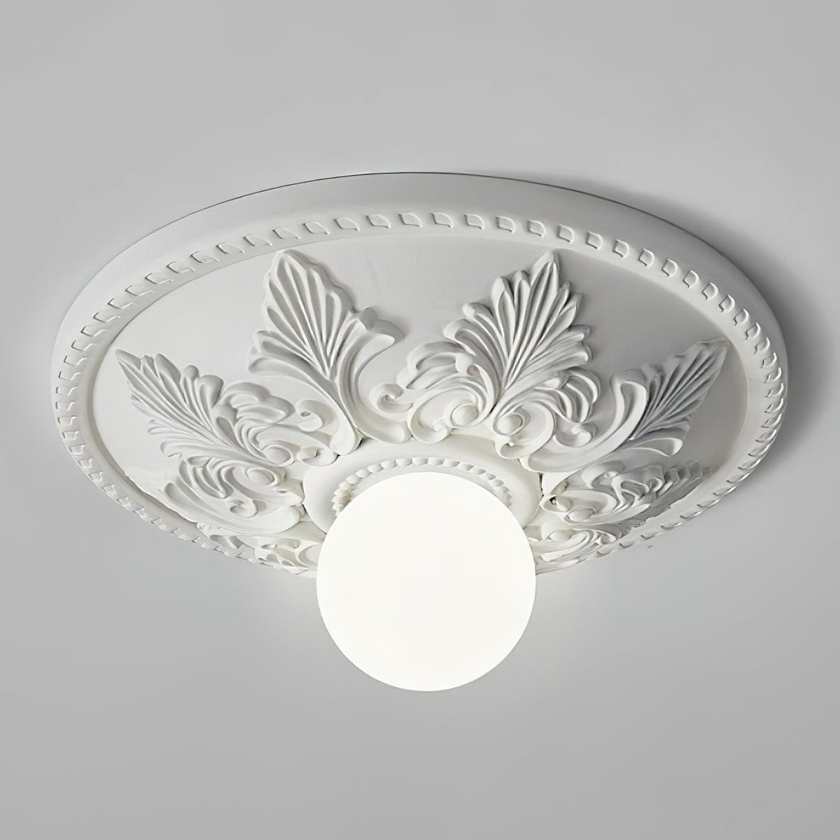 Lámpara de techo con florón de resina y globo de vidrio clásico ornamentado