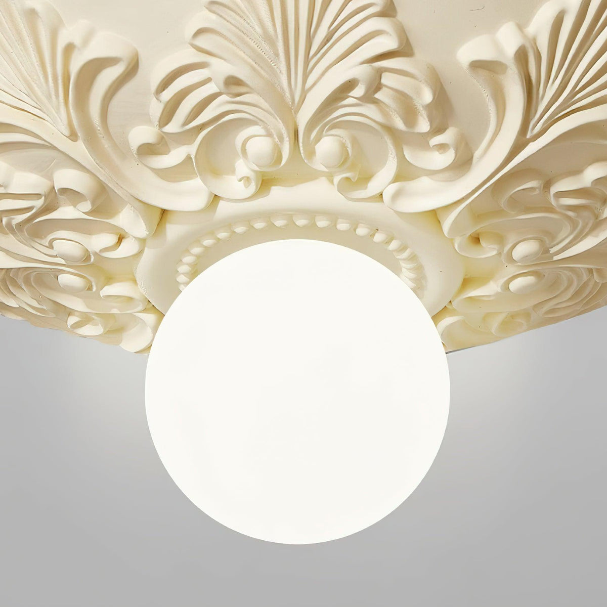Lámpara de techo con florón de resina y globo de vidrio clásico ornamentado