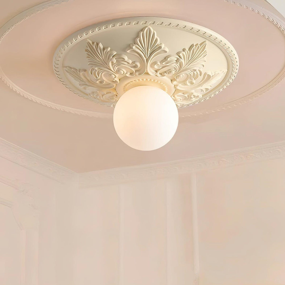 Lámpara de techo con florón de resina y globo de vidrio clásico ornamentado