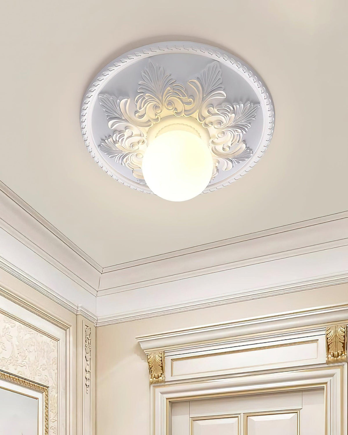 Lámpara de techo con florón de resina y globo de vidrio clásico ornamentado