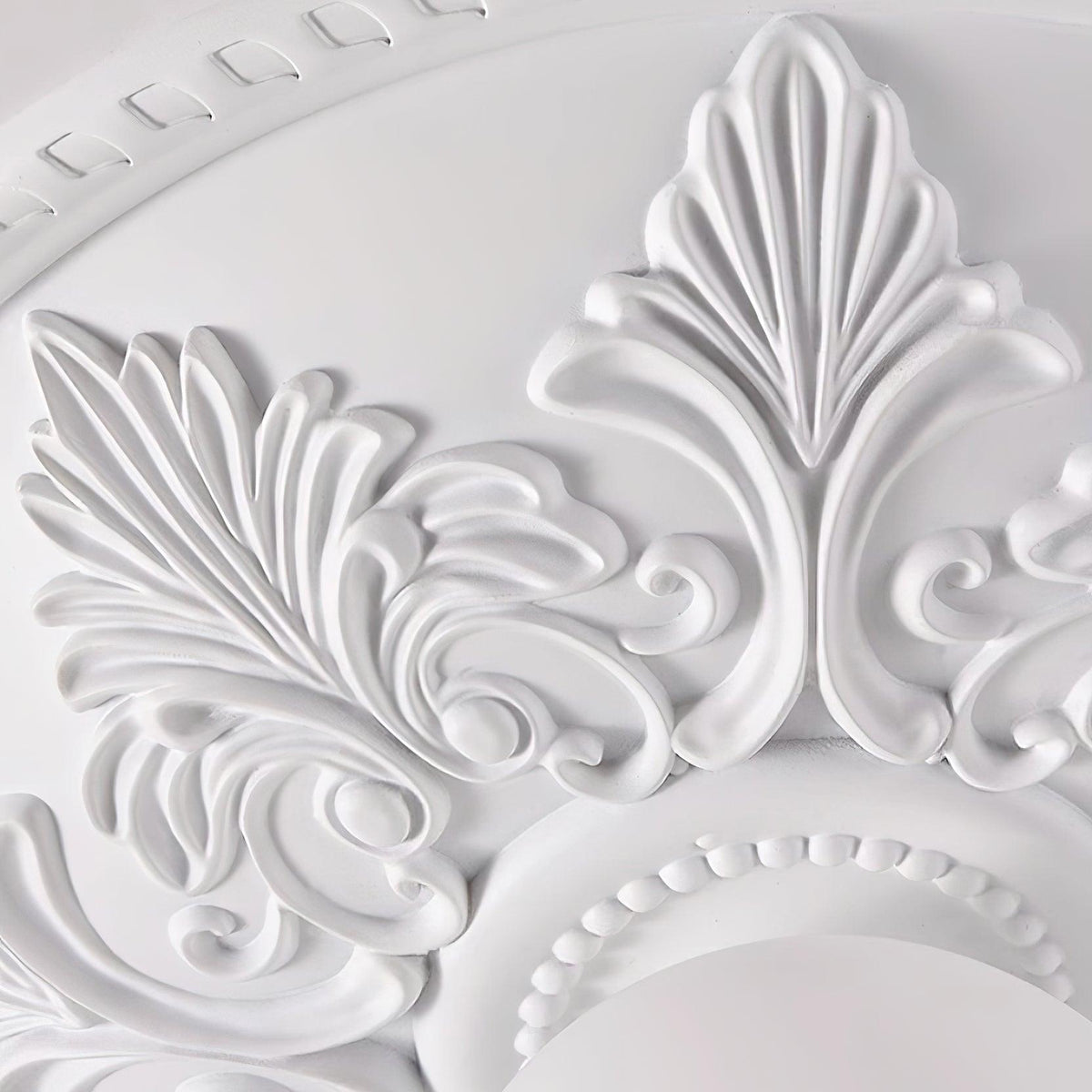 Lámpara de techo con florón de resina y globo de vidrio clásico ornamentado