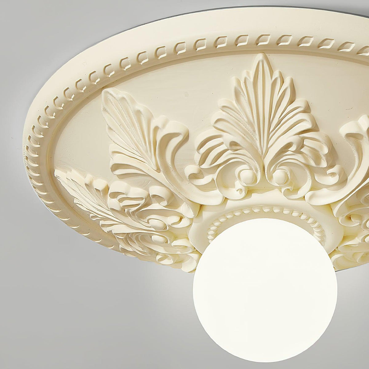 Lámpara de techo con florón de resina y globo de vidrio clásico ornamentado