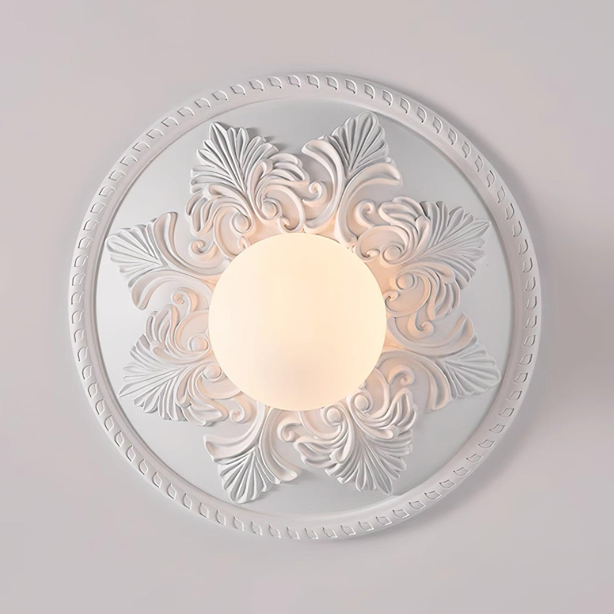 Lámpara de techo con florón de resina y globo de vidrio clásico ornamentado