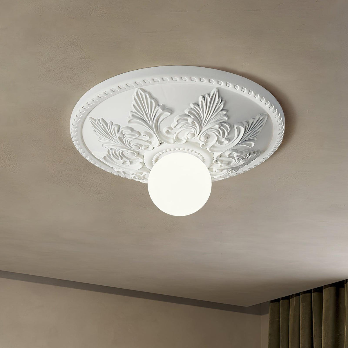 Lámpara de techo con florón de resina y globo de vidrio clásico ornamentado