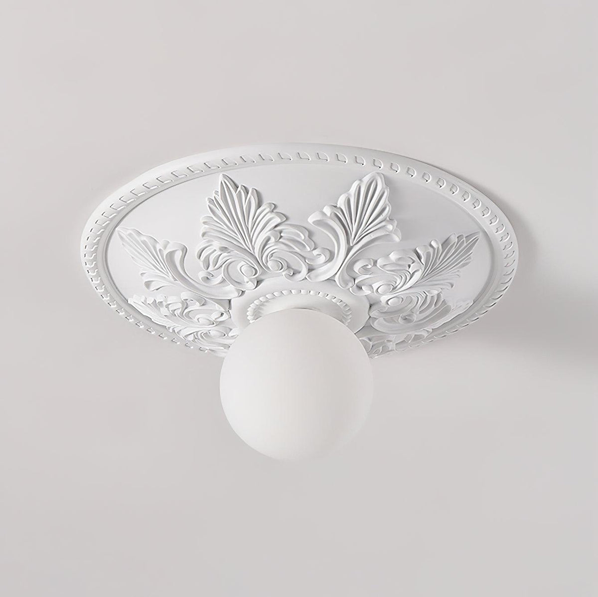Lámpara de techo con florón de resina y globo de vidrio clásico ornamentado